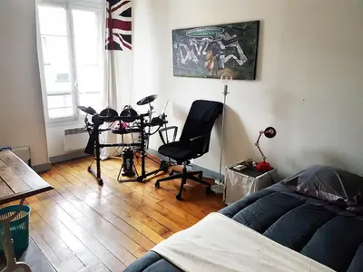 Coin salon dans l'établissement Le 122 aux Batignolles