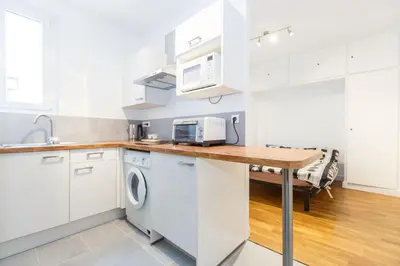 Cuisine ou kitchenette dans l'établissement Paris studio Rue du Maine in Montparnasse - next to train station, close to 6th arrondissement