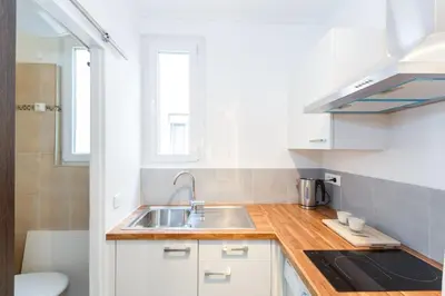 Cuisine ou kitchenette dans l'établissement Paris studio Rue du Maine in Montparnasse - next to train station, close to 6th arrondissement