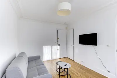 Télévision ou salle de divertissement dans l'établissement 568 Suite Dulong - Superbe studio parisien