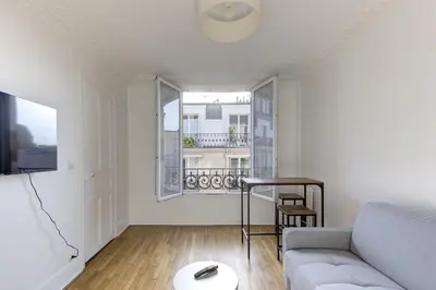 Télévision ou salle de divertissement dans l'établissement 568 Suite Dulong - Superbe studio parisien