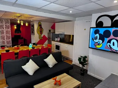 Télévision ou salle de divertissement dans l'établissement Eclectic apartment in Paris near Montmartre