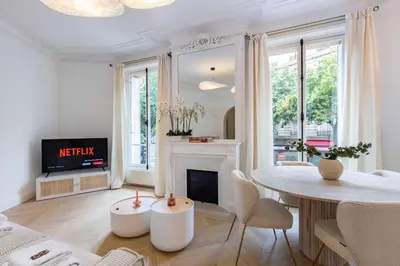 Télévision ou salle de divertissement dans l'établissement Charming flat - 2BD-6P - Eiffel Tower