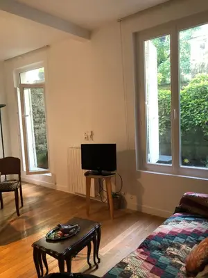 Télévision ou salle de divertissement dans l'établissement Ravière