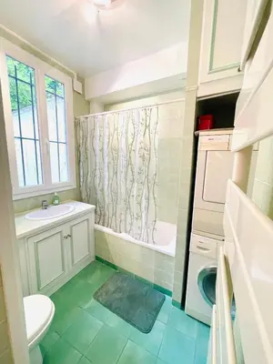 Salle de bains dans l'établissement Ravière