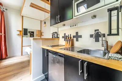 Cuisine ou kitchenette dans l'établissement Matignon Cozy Flat