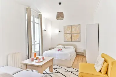 Un ou plusieurs lits dans un hébergement de l'établissement Studio paisible Parc des Buttes-Chaumont