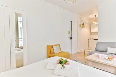 Un ou plusieurs lits dans un hébergement de l'établissement Studio paisible Parc des Buttes-Chaumont