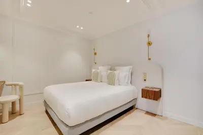Un ou plusieurs lits dans un hébergement de l'établissement Maison Galante's apartments with Services in La Madeleine - Opéra