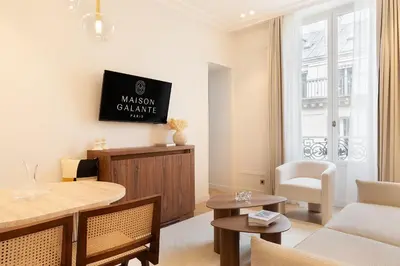 Télévision ou salle de divertissement dans l'établissement Maison Galante's apartments with Services in La Madeleine - Opéra