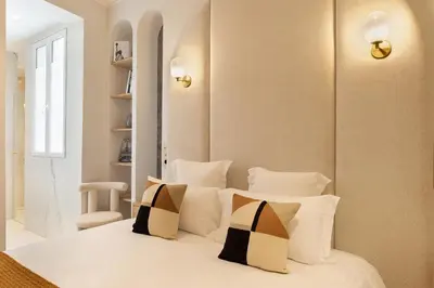 Un ou plusieurs lits dans un hébergement de l'établissement Maison Galante's apartments with Services in La Madeleine - Opéra
