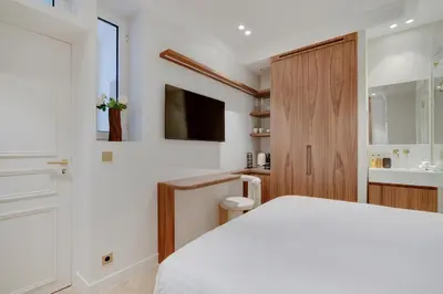Télévision ou salle de divertissement dans l'établissement Maison Galante's apartments with Services in La Madeleine - Opéra