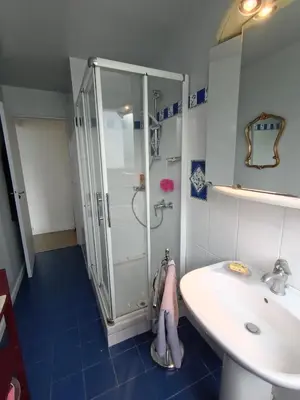 Salle de bains dans l'établissement Chambres COSY PARIS CENTRE au Pied du metro