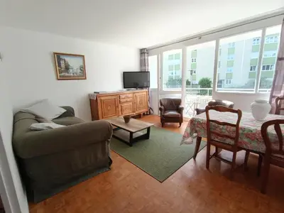 Télévision ou salle de divertissement dans l'établissement Chambres COSY PARIS CENTRE au Pied du metro
