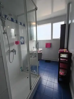 Salle de bains dans l'établissement Chambres COSY PARIS CENTRE au Pied du metro