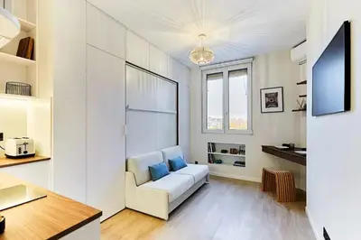 Télévision ou salle de divertissement dans l'établissement Studio charmant à Paris, près de l'Arc de Triomphe