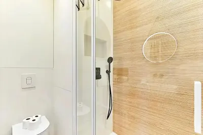 Salle de bains dans l'établissement Studio charmant à Paris, près de l'Arc de Triomphe