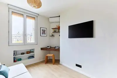 Télévision ou salle de divertissement dans l'établissement Studio charmant à Paris, près de l'Arc de Triomphe