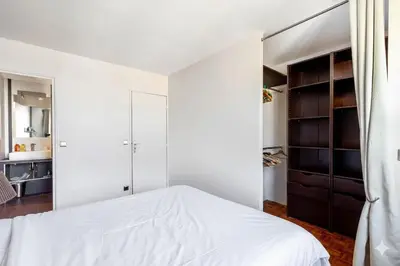 Un ou plusieurs lits dans un hébergement de l'établissement GuestReady - Chic retreat in La Défense