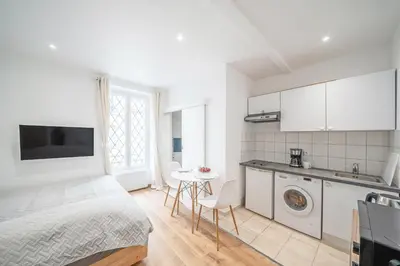 Cuisine ou kitchenette dans l'établissement Paris studio Rue Roger in Montparnasse Denfert Rochereau - with direct train to & from CDG airport