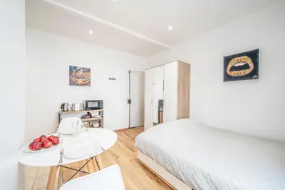 Un ou plusieurs lits dans un hébergement de l'établissement Paris studio Rue Roger in Montparnasse Denfert Rochereau - with direct train to & from CDG airport