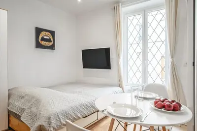 Un ou plusieurs lits dans un hébergement de l'établissement Paris studio Rue Roger in Montparnasse Denfert Rochereau - with direct train to & from CDG airport