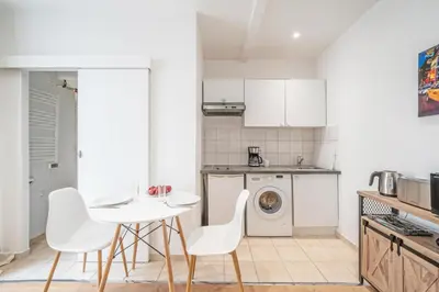 Cuisine ou kitchenette dans l'établissement Paris studio Rue Roger in Montparnasse Denfert Rochereau - with direct train to & from CDG airport