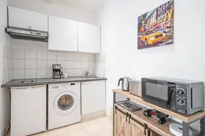 Cuisine ou kitchenette dans l'établissement Paris studio Rue Roger in Montparnasse Denfert Rochereau - with direct train to & from CDG airport