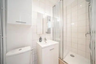 Salle de bains dans l'établissement Paris studio Rue Roger in Montparnasse Denfert Rochereau - with direct train to & from CDG airport