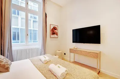 Télévision ou salle de divertissement dans l'établissement Vivez une expérience au coeur de la vie parisienne