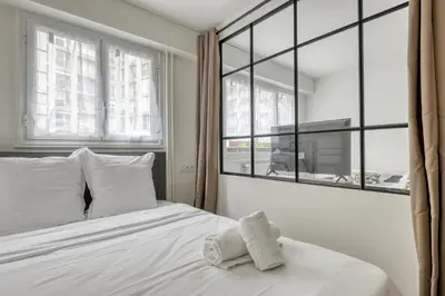 Un ou plusieurs lits dans un hébergement de l'établissement Modern & Pleasant Flat in the Heart of the 15th