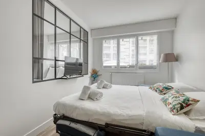 Un ou plusieurs lits dans un hébergement de l'établissement Modern & Pleasant Flat in the Heart of the 15th