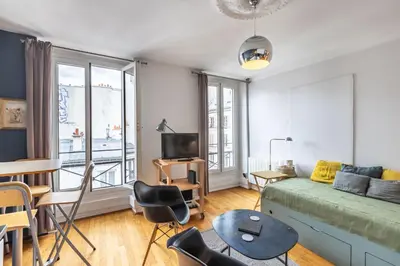 Télévision ou salle de divertissement dans l'établissement Paris Rooftop Views Cosy Separate Living Stay