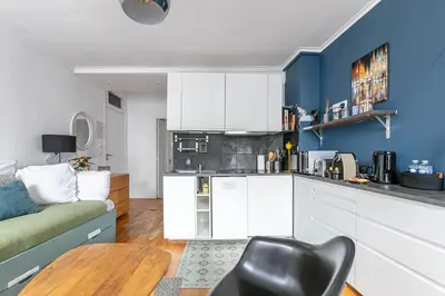 Cuisine ou kitchenette dans l'établissement Paris Rooftop Views Cosy Separate Living Stay