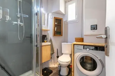 Salle de bains dans l'établissement Paris Rooftop Views Cosy Separate Living Stay