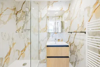 Salle de bains dans l'établissement New Duplex 4Pers#Porte Maillot#Porte Champerret