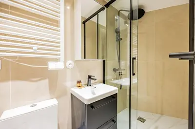 Salle de bains dans l'établissement New Duplex 4Pers#Porte Maillot#Porte Champerret