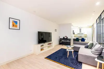 Télévision ou salle de divertissement dans l'établissement GuestReady - Modern stay near Place de la Bastille