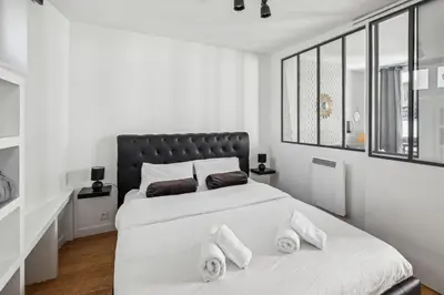 Un ou plusieurs lits dans un hébergement de l'établissement Studio au Cœur du Marais, Rue des Rosiers!