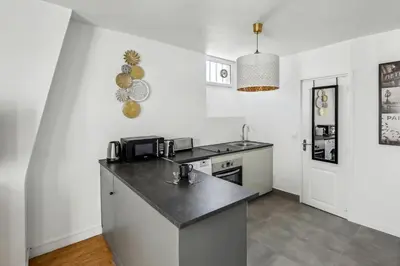 Cuisine ou kitchenette dans l'établissement Studio au Cœur du Marais, Rue des Rosiers!