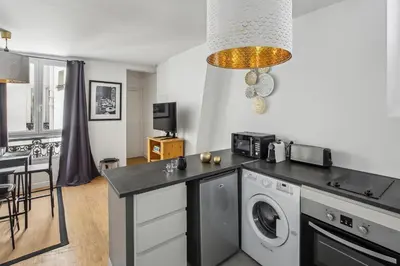 Cuisine ou kitchenette dans l'établissement Studio au Cœur du Marais, Rue des Rosiers!