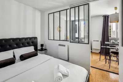 Un ou plusieurs lits dans un hébergement de l'établissement Studio au Cœur du Marais, Rue des Rosiers!