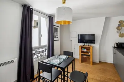 Télévision ou salle de divertissement dans l'établissement Studio au Cœur du Marais, Rue des Rosiers!