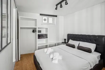 Un ou plusieurs lits dans un hébergement de l'établissement Studio au Cœur du Marais, Rue des Rosiers!
