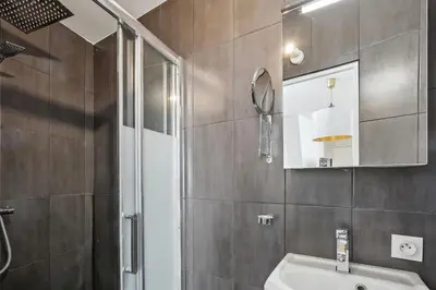 Salle de bains dans l'établissement Studio au Cœur du Marais, Rue des Rosiers!