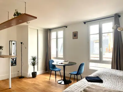 Coin salon dans l'établissement Eiffel Tower - Cosy Studio