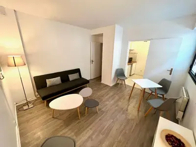 Coin salon dans l'établissement Spacieux duplex parisien rénové, proche Tour Eiffel