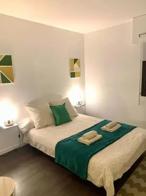 Un ou plusieurs lits dans un hébergement de l'établissement Spacieux duplex parisien rénové, proche Tour Eiffel