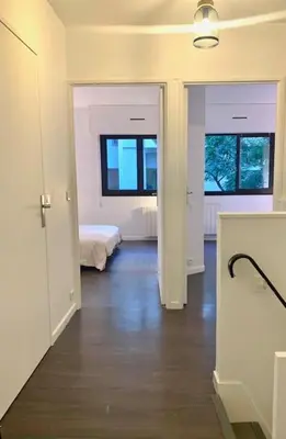 Un ou plusieurs lits dans un hébergement de l'établissement Spacieux duplex parisien rénové, proche Tour Eiffel