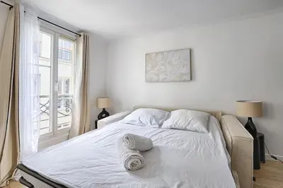 Un ou plusieurs lits dans un hébergement de l'établissement Luxury Design Studio Paris 9th